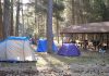 El barro tras una tormenta obliga al traslado de los ocupantes de un campamento en la Sierra de Segura