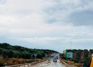 Corte de la carretera A311 por el agua