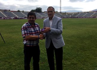 Francisco Reyes recoge su carné como socio del Real Jaén para la temporada 2018-2019