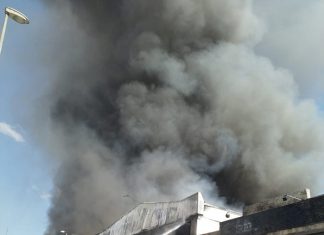 Incendio en una fábrica de sofás en Fuensanta de Martos