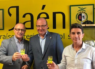 El alcalde recoge su carné de socio del Jaén FS y destaca que «ahora más que nunca hay que volcarse con el equipo»