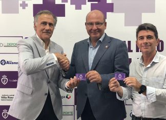 El alcalde recoge el carné de socio del Real Jaén y se muestra ilusionado con esta nueva temporada