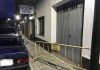 Vehículo dañado al caer parte de una fachada