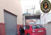 Se duerme conduciendo y choca contra dos viviendas