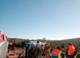 Intervención de los Bomberos de Andújar para sacar a una persona herida en un accidente en la A-311