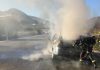 Los bomberos sofocan el incendio de un vehículo en la carretera del Puente de la Sierra