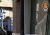 Pierde el control del vehículo e impacta con el de delante y mobiliario urbano