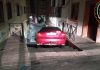 Baja con su coche por las escaleras hacia la avenida de Granada