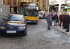 Un coche mal aparcado genera grandes retenciones en la calle Álamos