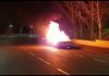 Intervención de Bomberos y Policía Local en un incendio de un turismo en la ronda Juez Juan Ruiz Rico