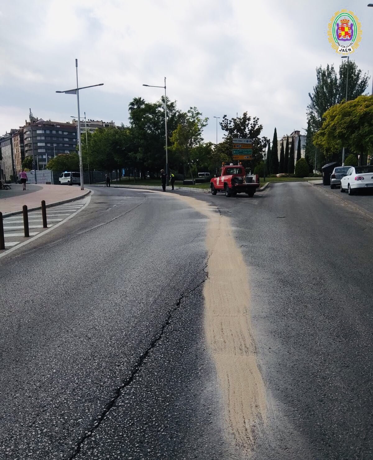 Actuaciones por mancha de aceite y gas-oil en la calzada con el consiguiente peligro