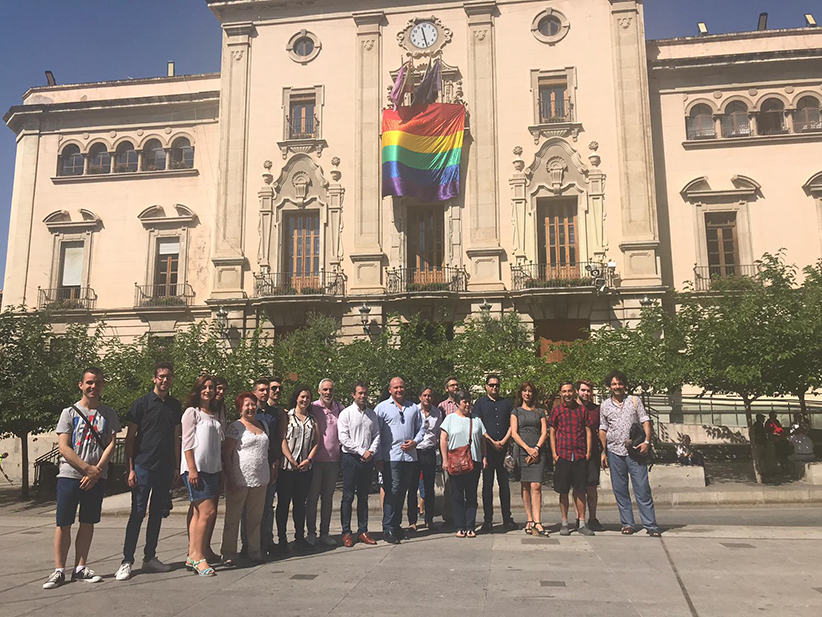 La bandera arco-iris ondea en la fachada del Ayuntamiento de Jaén