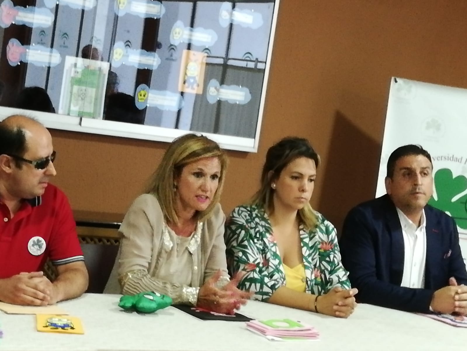 La asociación ‘Tréboles’ entrega 200 fundas decorativas para sueros infantiles al Hospital de Úbeda