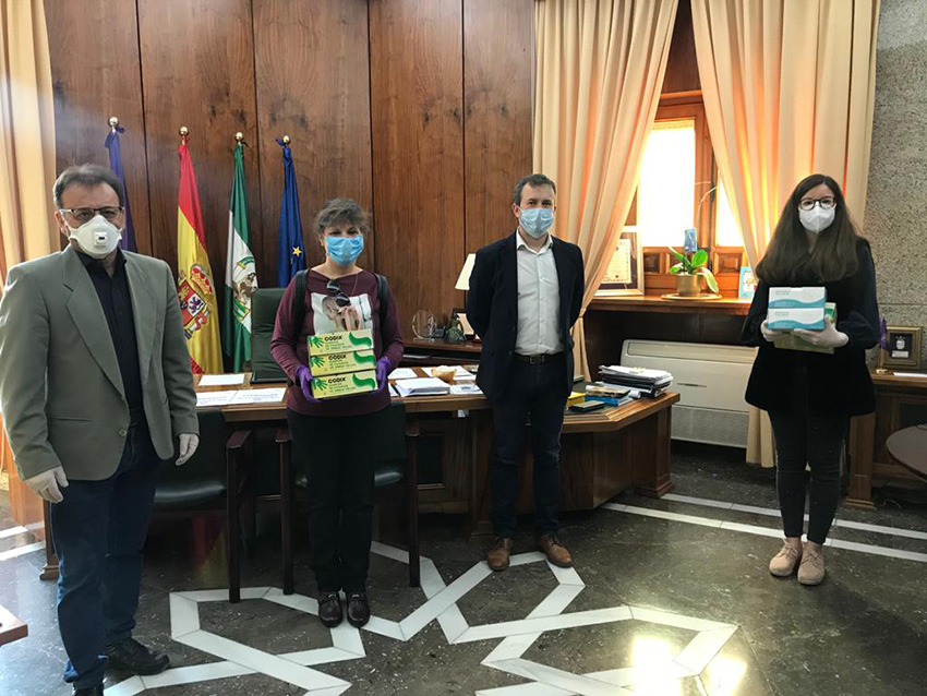 El Ayuntamiento entrega mascarillas y guantes a ADACEA