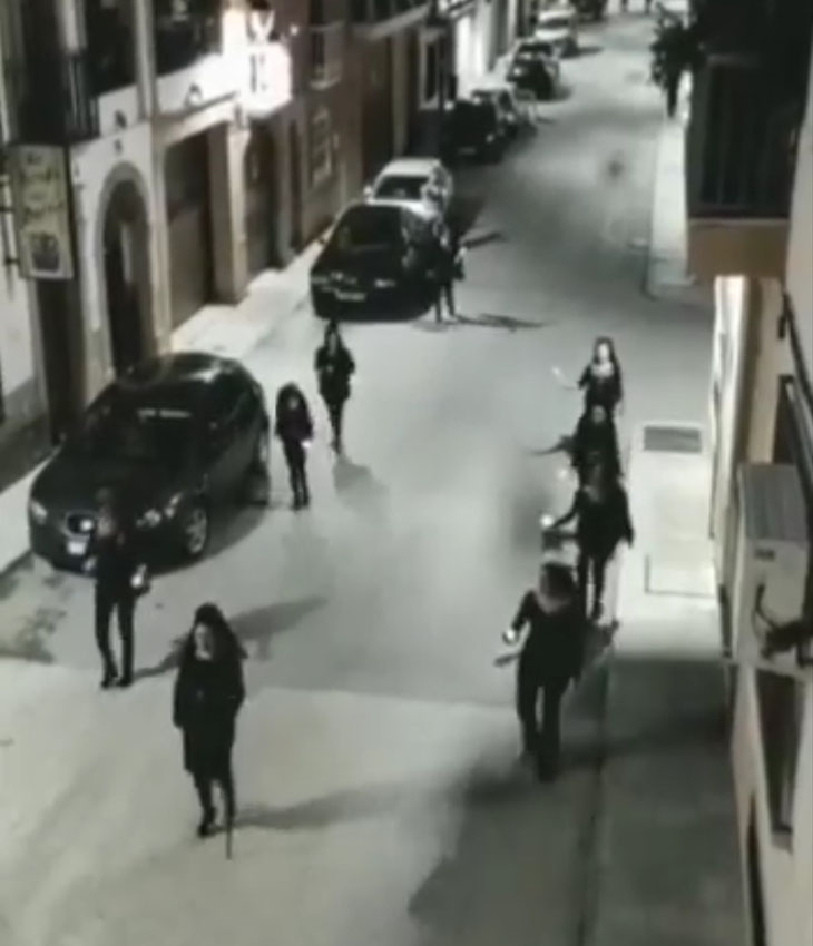 Varias mujeres de Porcuna realizan una procesión en el Viernes de Dolores