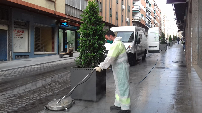 Jaén combina limpieza calles con labores de desinfección de puntos sensibles