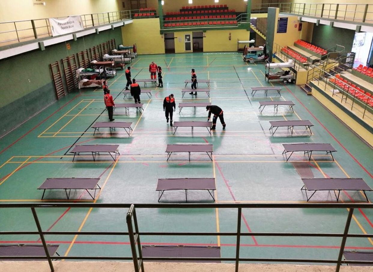 El Ayuntamiento cierra provisionalmente la ampliación del centro de transeúntes en el pabellón deportivo de La Salobreja al reducirse el número de usuarios
