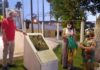 Pilar Parra asiste a la inauguración en Lopera de la escultura “Confinados y Ausentes”