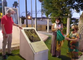 Pilar Parra asiste a la inauguración en Lopera de la escultura “Confinados y Ausentes”
