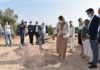 La consejera de Desarrollo Sostenible coloca la primera piedra de la depuradora de Torredonjimeno