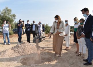 La consejera de Desarrollo Sostenible coloca la primera piedra de la depuradora de Torredonjimeno