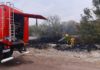 Los bomberos liberan a un joven atrapado en la valla de un residencial