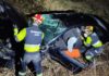 Los bomberos sacan al conductor de un vehículo atrapado en su interior tras un accidente en la A-6000