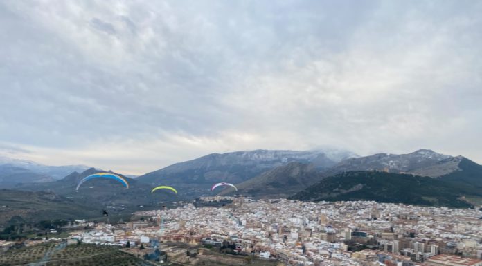 Los Magos llegan a Jaén en paramotor