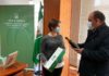 Agricultura entrega aceite de oliva a colegios de Jaén para que celebren el Día de Andalucía