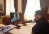 Reyes defiende que la lucha contra la despoblación parta de una estrategia global de todas las administraciones El presidente de la Diputación ha intervenido hoy en la jornada “Afrontando los retos de la despoblación” organizada por la FAMP El presidente de la Diputación Provincial de Jaén y presidente de la Comisión de Diputaciones, Cabildos y Consejos Insulares de la FEMP, Francisco Reyes, ha intervenido hoy en la jornada titulada “Afrontado los retos de la despoblación” que ha organizado la Federación Andaluza de Municipios y Provincias (FAMP). Durante su participación en una de las mesas redondas de esta jornada, en la que se han abordado distintas experiencias que se han impulsado en el medio rural para luchar contra la despoblación, Reyes ha puesto de manifiesto la importancia de que el reto demográfico se afronte a través de una estrategia global “puesta en marcha por los que tienen recursos para ello y capacidad legislativa para la elaboración de leyes que estimulen vivir en el mundo rural, tanto desde el Estado como las comunidades autónomas y el mundo local, que tiene que ser copartícipe de la estrategia del reto demográfico”, ha apuntado. Reyes ha hecho hincapié en la importancia de que la lucha contra la despoblación no se convierta en “una pelea quijotesca” entre distintos territorios. “Cuando hablamos de reto demográfico no estamos buscando la confrontación entre mundo rural y urbano, lo que estamos defendiendo es que aquellos que queremos vivir en el mundo rural, podamos hacerlo y tengamos las oportunidades para llevarlo a cabo”, ha subrayado. En este sentido, ha puesto de relieve la importancia de “pasar de la teoría a la acción” para afrontar el reto demográfico y trabajar de forma conjunta para que “nuestros pueblos no se conviertan en pueblos fantasmas” porque “es más fácil contribuir a mantener la población que hacer volver a la gente que ya se ha ido”. Junto al presidente de la Diputación de Jaén también ha intervenido en la segunda mesa de experiencias incluida en la segunda parte de esta jornada el delegado para Andalucía y Extremadura de la Red Eléctrica, Jorge Jiménez, -que ha expuesto la experiencia Holapueblo, un proyecto que gestiona la Fundación Almanatura y en la que participa dicha red y que está dirigido a fomentar el emprendimiento en el mundo rural–. Asimismo, en esta mesa ha participado la presidenta de la Asociación de Empresarios Gredos Norte (ASENORG), Isabel Sánchez, que ha presentado el Modelo de Gredos, un proyecto que ha impulsado el posicionamiento de esta comarca de Castilla y León como destino turístico. Reyes ha alabado la puesta en marcha de estas iniciativas cuya exposición “permite poner en valor y dar visibilidad a experiencias reales y copiar lo bueno que se está haciendo en los distintos territorios”, además de recordar el trabajo que se está impulsando desde la Diputación de Jaén para la puesta en marcha de actuaciones que contribuyan a mantener la población en el medio rural. Esta mesa de experiencias ha cerrado esta jornada telemática organizada por la Federación Andaluza de Municipios y Provincias (FAMP) y en la que a lo largo de dos días se han abordado “los retos de la despoblación: Fortalezas y oportunidades”, en el marco del plan de Formación Continua de 2020 organizada por la FAMP junto al Instituto Andaluz de Administración Pública (IAAP) de la Junta de Andalucía, con la colaboración de las ocho diputaciones andaluzas, el Gobierno de España y la Comisión Europea