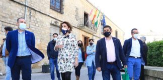 En su visita a la provincia, Susana Díaz pide a la Junta más sensibilidad con la vacunación y que abra los centros de salud