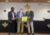 Visita de la plantilla del Jaén Paraíso Interior FS a su patrocinador Caja Rural de Jaén