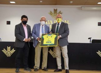 Visita de la plantilla del Jaén Paraíso Interior FS a su patrocinador Caja Rural de Jaén
