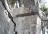 Tala de un pino de gran porte junto al Seminario, por el riesgo de caída de un muro que separa el edificio del Obispado