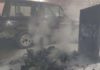 El incendio de un contenedor afecta a un vehículo cercano