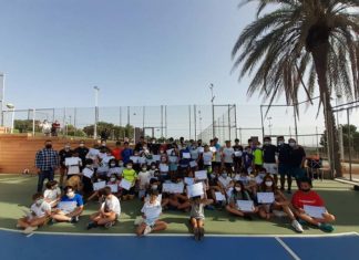 Entrega de diplomas a alumnos y alumnas de los campamentos de tenis organizados por el club Treinta Iguales