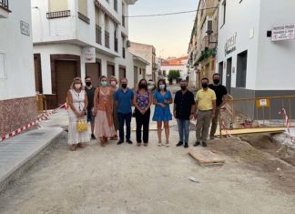 Las obras del PFEA (antiguo PER) en Lopera, permiten la remodelación del entorno de las casas cueva