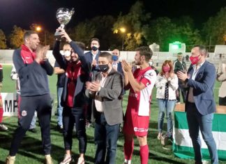 Francisco Reyes entrega la VII Copa Presidente Diputación de Fútbol al CD Torreperogil