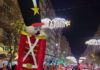 El pasacalles navideño de la Concejalía de Comercio llena de animación la Avenida de Andalucía
