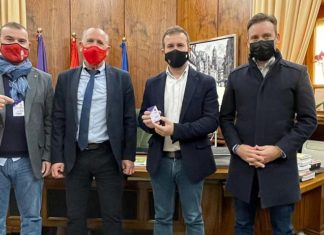 El alcalde Julio Millán recibe el abono Real Jaén para el resto de temporada