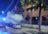 Agentes de la Policía Local logran rescatar a cuatro personas afectadas por un incendio en la calle Miguel Castillejo que ha sido sofocado por bomberos