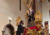 El alcalde Jaén deposita el bastón de la ciudad a los pies de Nuestro Padre Jesús al que acompaña en desfile durante la Madrugá
