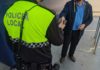 La Policía Local entrega una cartera con documentación y 1.680 euros en efectivo a un ciudadano que la había extraviado