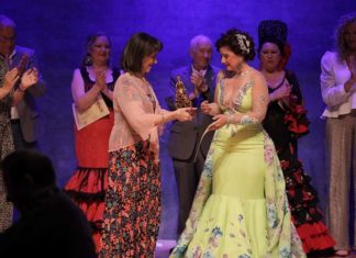 Felicitación a la cantante marteña Irene Martínez tras ganar el XVIII Concurso Nacional de Copla