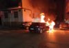 Un turismo sale ardiendo tras impactar con otro en las calles de Jaén