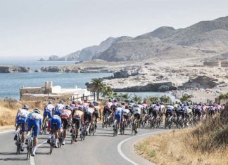 El australiano Kaden Groves muestra su velocidad en el sprint en Cabo de Gata