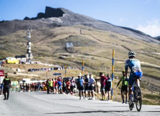 Arensman conquista Sierra Nevada, Evenepoel resiste