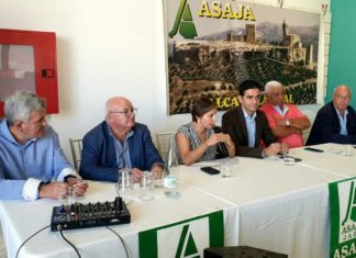 La delegada de Agricultura aborda la actualidad del sector en la Asamblea de ASAJA en Alcalá la Real