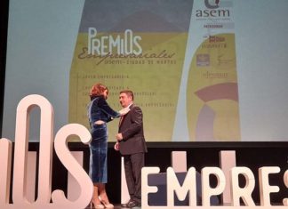 El presidente de la Diputación recibe la insignia de oro de la Asociación Empresarial Marteña