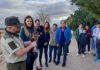 Medio Ambiente reintroduce un ejemplar de ratonero común junto al alumnado del Az-Zait